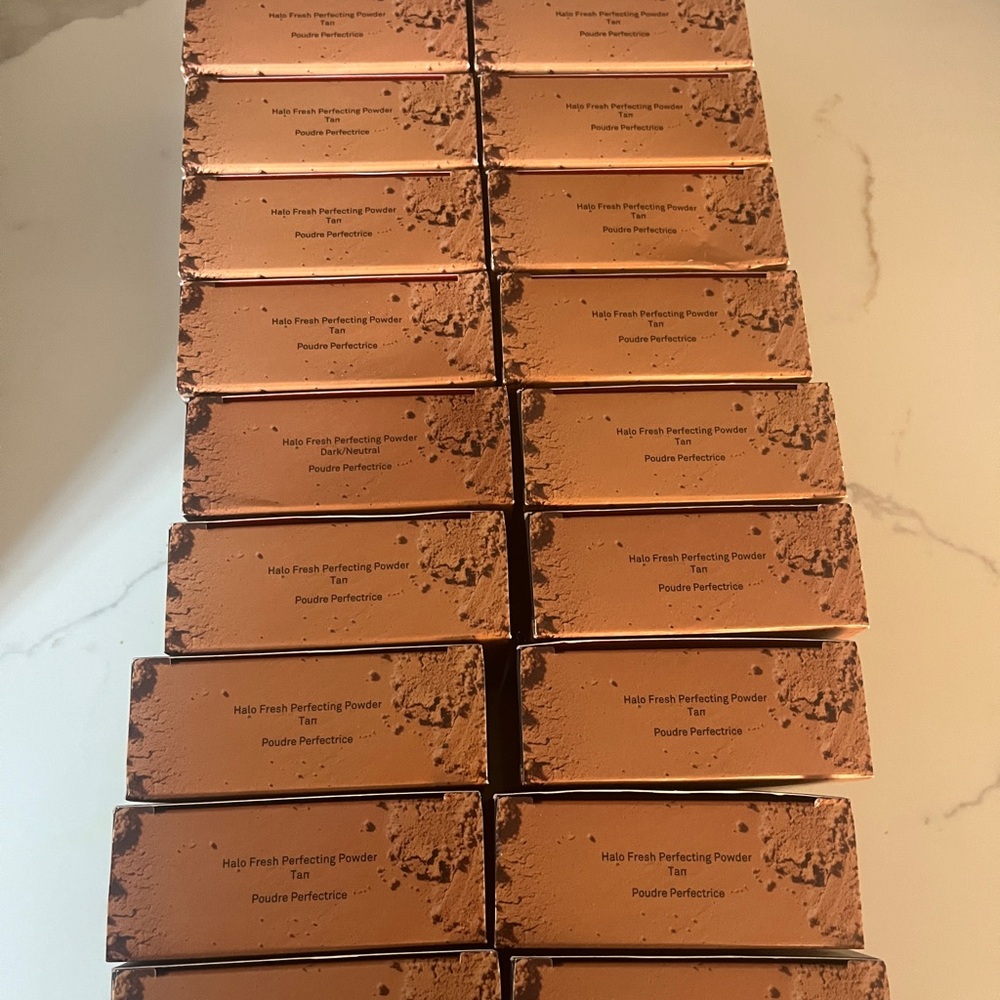 Halo fresh powder. Multiple shades. Contact seller to choose shade for purchase - Picture 7 of 13
